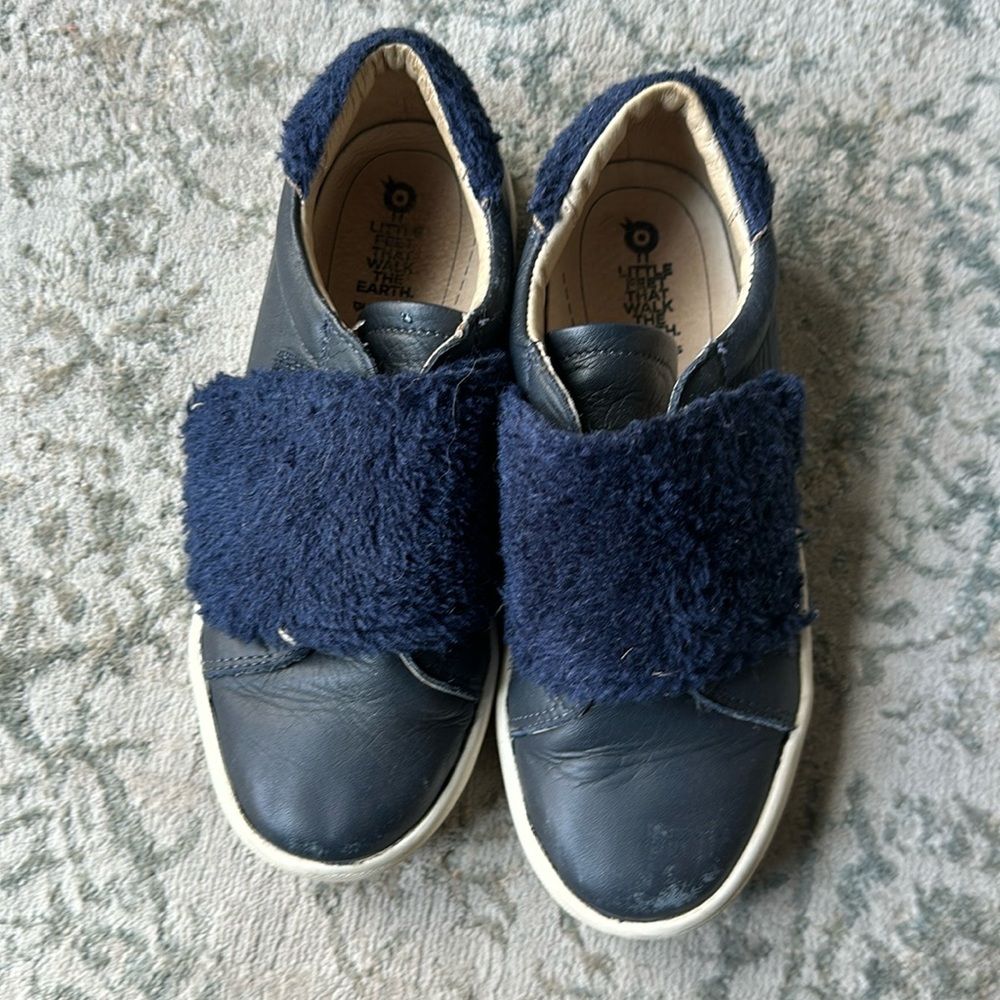 Navy blue Velcro loafers. Stylish. Kids size 34. Brand - Old Soles